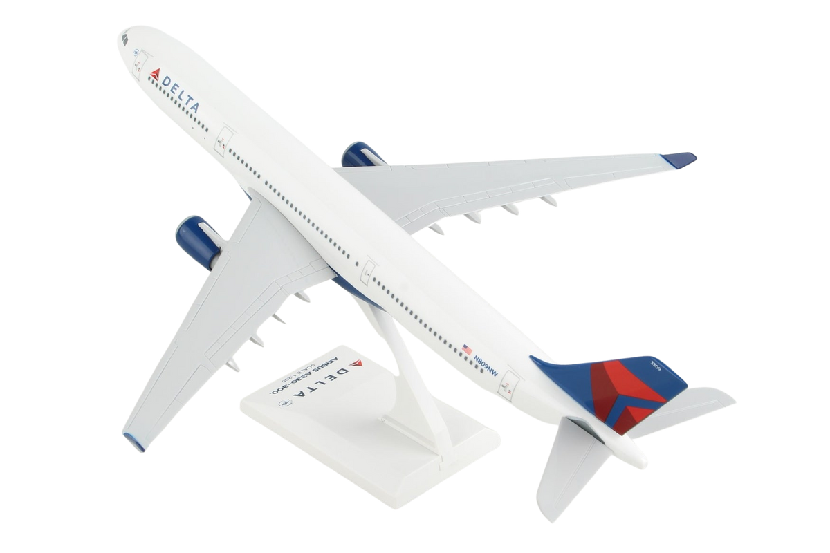 United 777-300 Model – SkyMarks 1/200 Scale Boeing 777-300